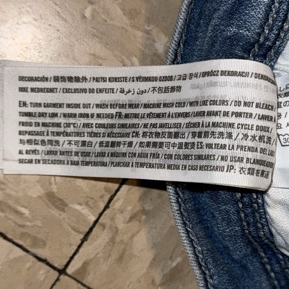 Hollister Distressed Denim High Rise Short-Short in Medium Indigo size 1 (25w) - Picture 12 of 16